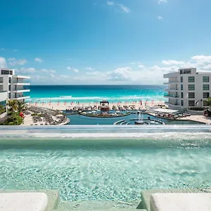 https://me-cancun.quintano-roohotels.com